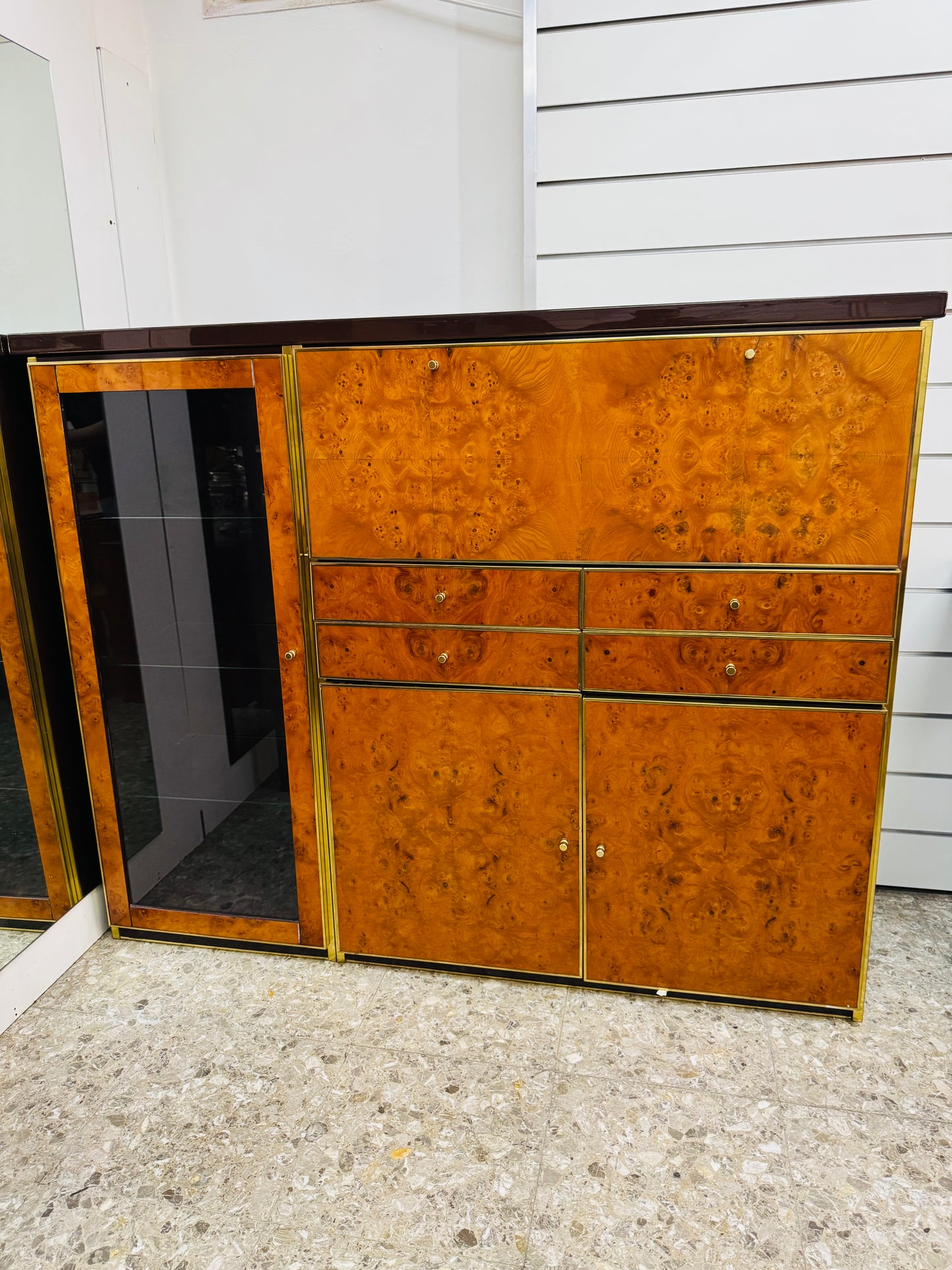 Credenza Alta In Radica E Metallo Dorato Modernariato Anni ‘70