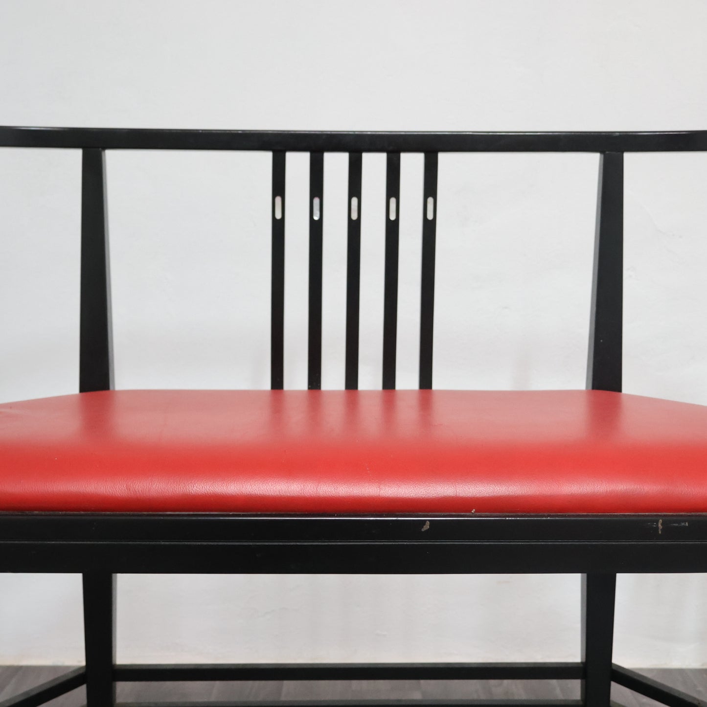 DIVANETTO POSTMODERNO ATTRIBUITO A ERNEST ARCHIBALD TAYLOR