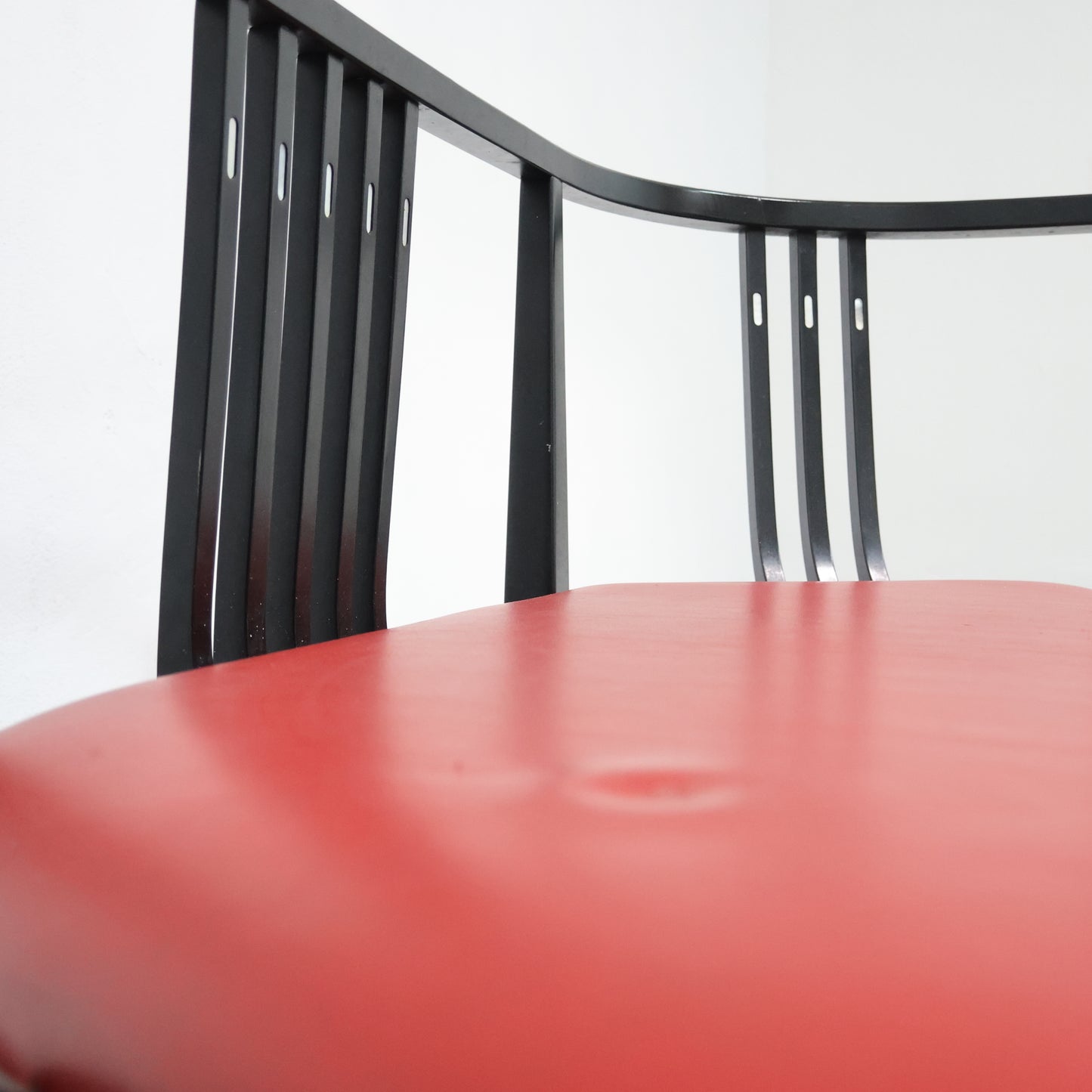 DIVANETTO POSTMODERNO ATTRIBUITO A ERNEST ARCHIBALD TAYLOR