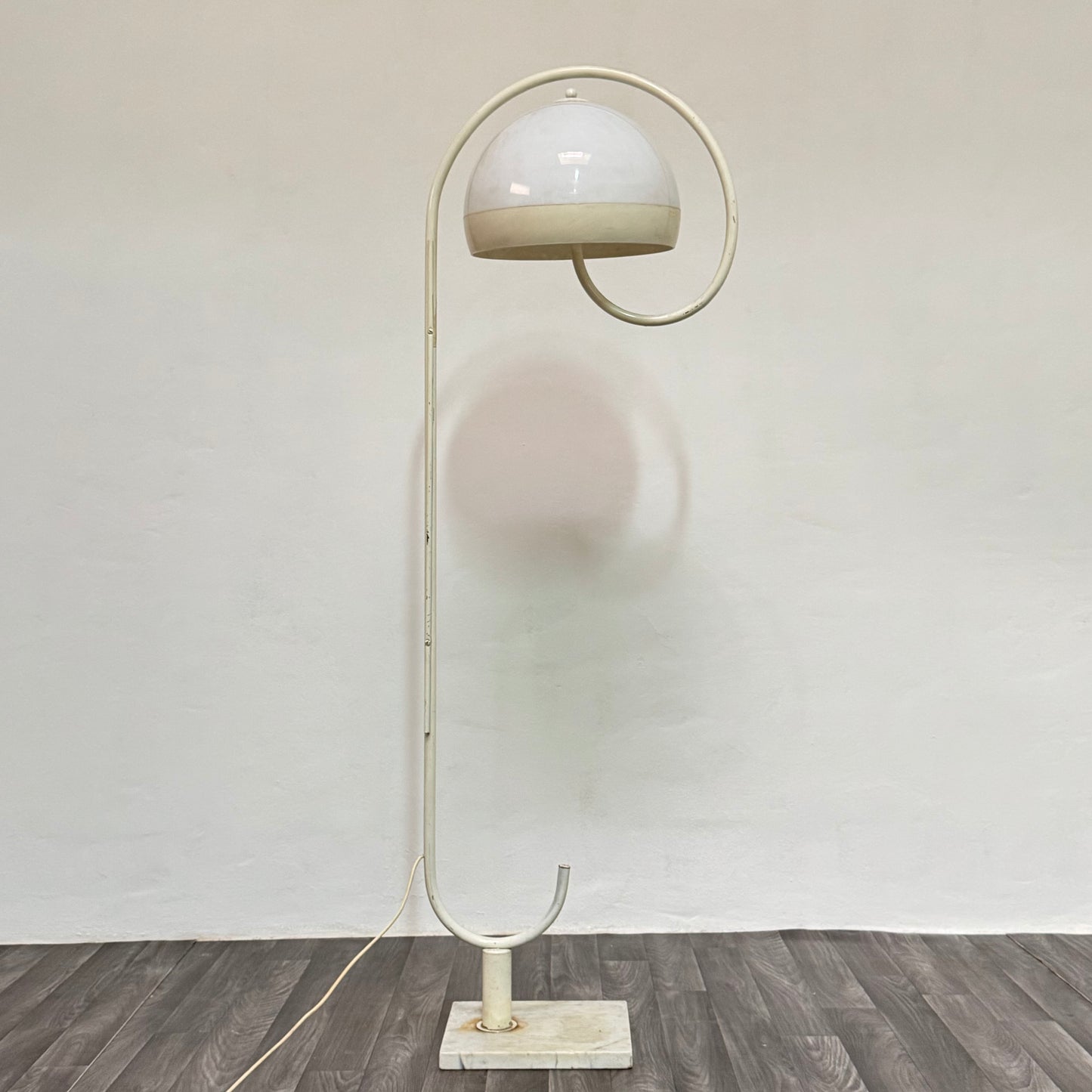 Harvey Guzzini Lampada da terra Space Age con base in marmo Design anni '70