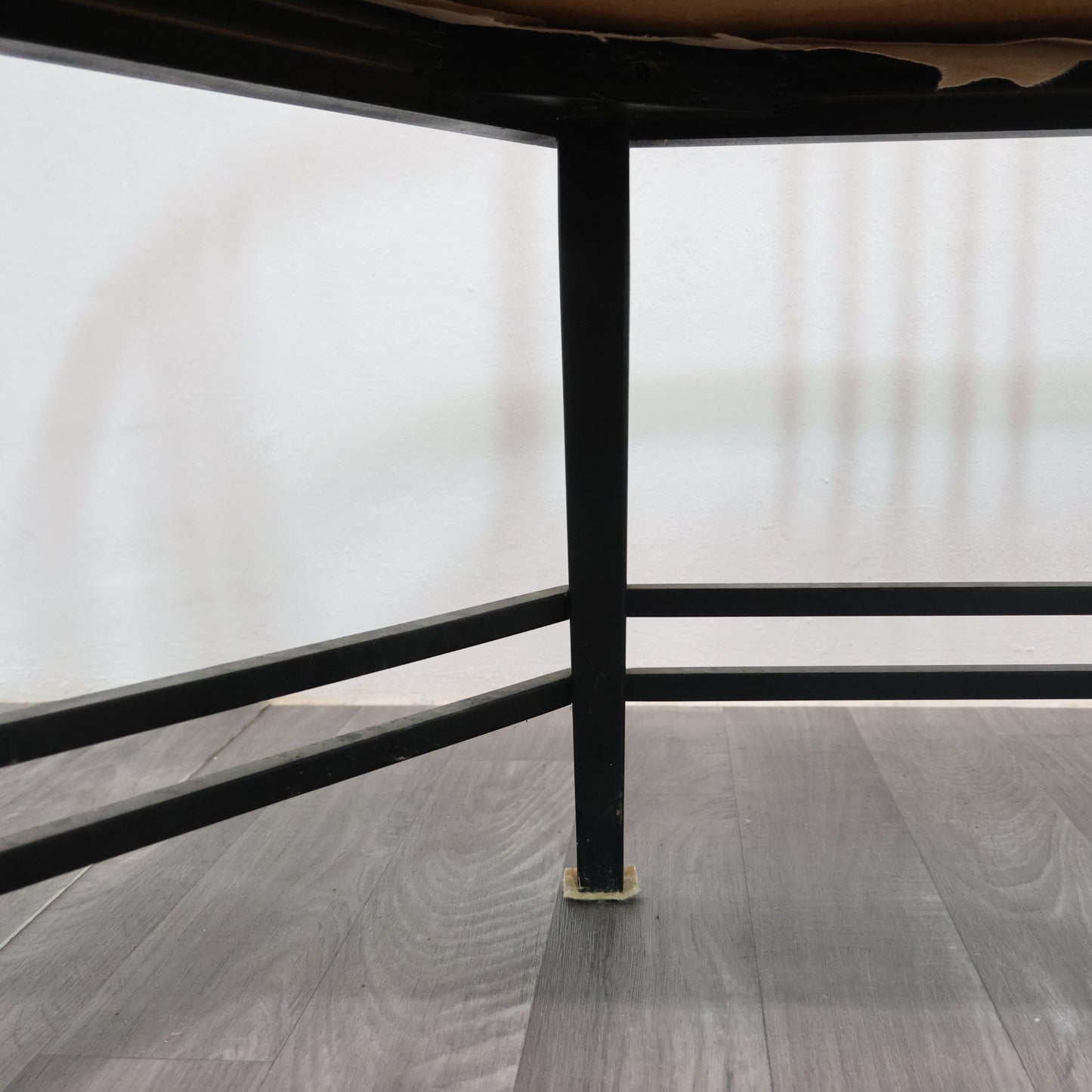 DIVANETTO POSTMODERNO ATTRIBUITO A ERNEST ARCHIBALD TAYLOR