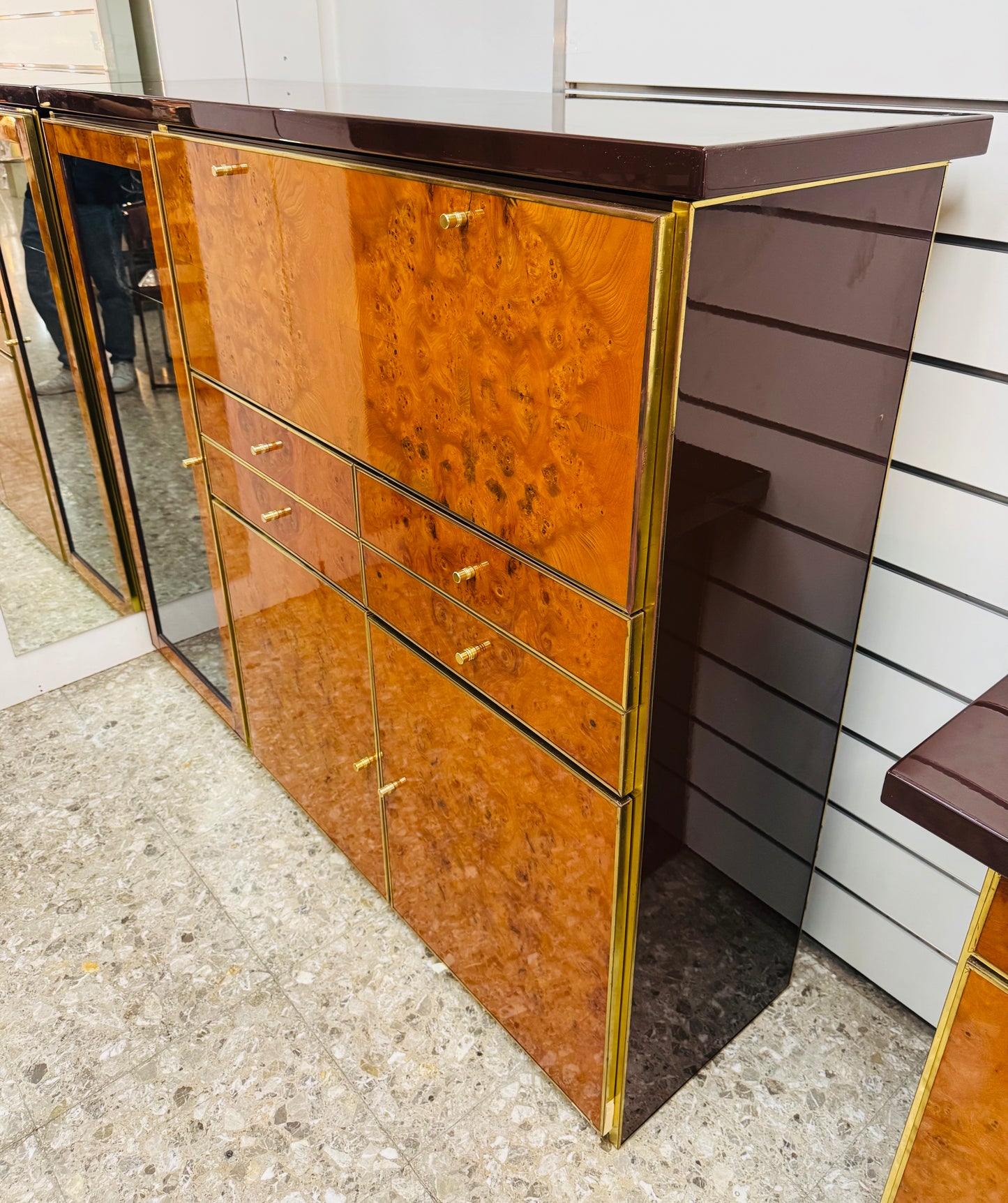 Credenza Alta In Radica E Metallo Dorato Modernariato Anni ‘70