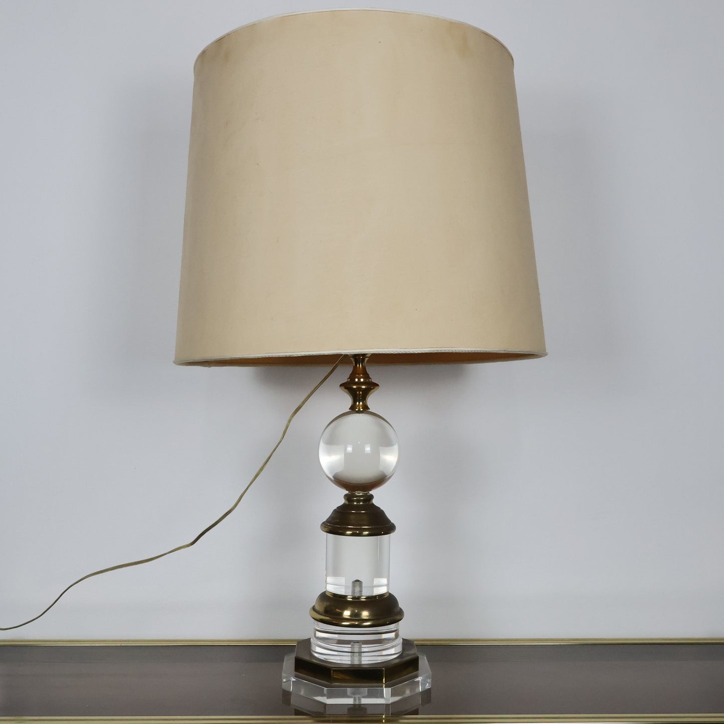 Lampada Hollywood Regency In Acrilico E Ottone Design Anni ‘70 Modernariato