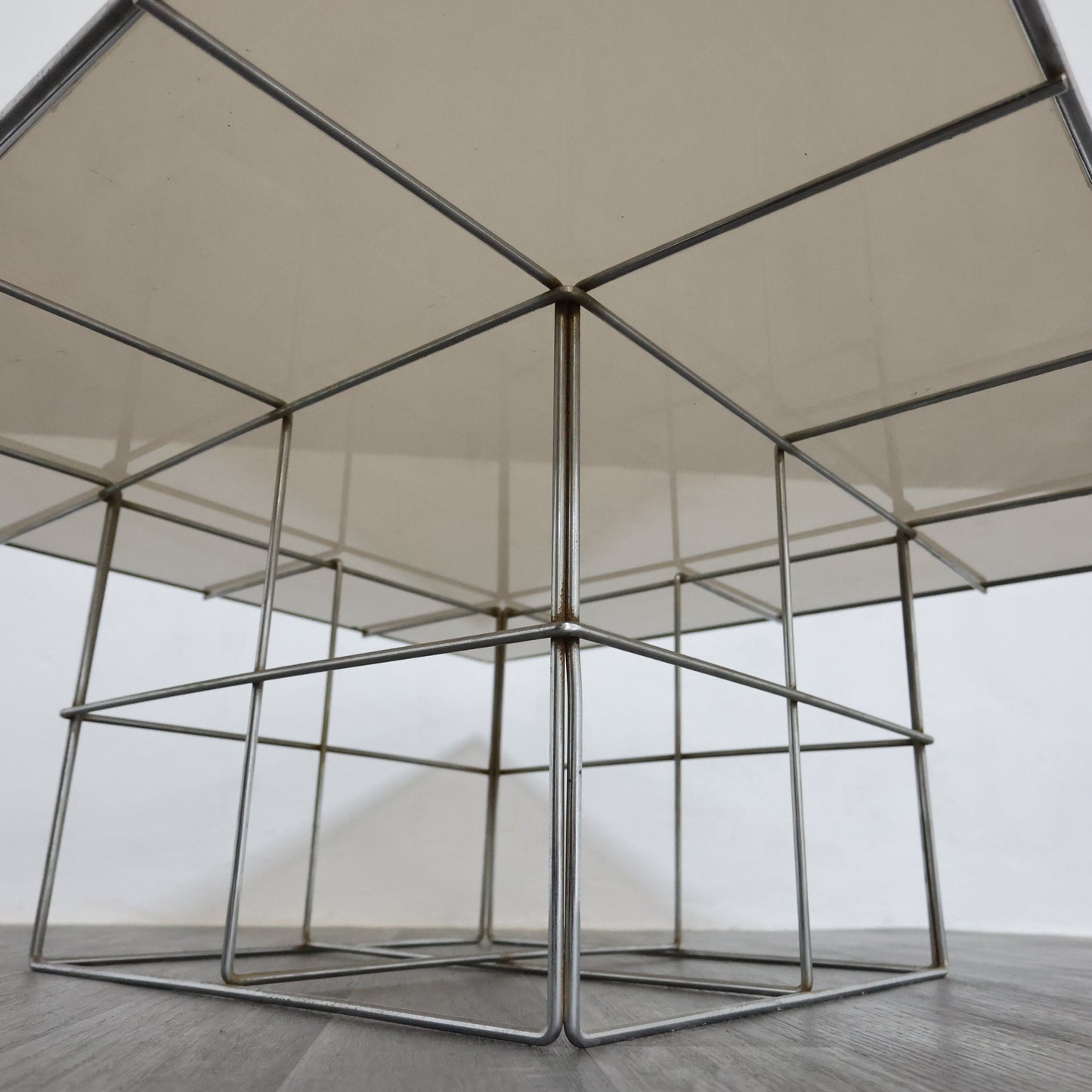 TAVOLINO DI DESIN SALOTTO STRUTTURA GRIGLIA IN ACCIAIO 1970’S