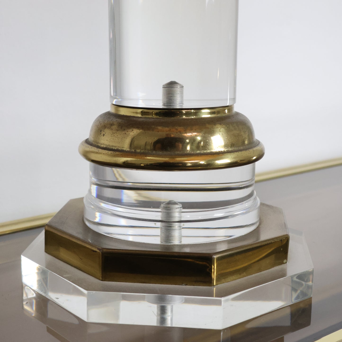 Lampada Hollywood Regency In Acrilico E Ottone Design Anni ‘70 Modernariato