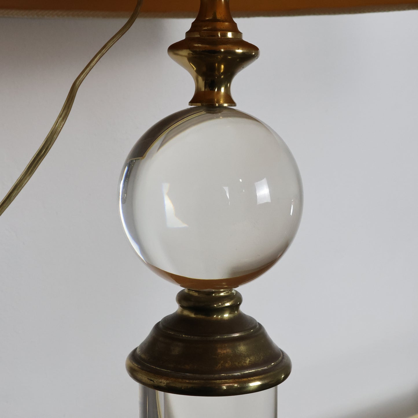 Lampada Hollywood Regency In Acrilico E Ottone Design Anni ‘70 Modernariato