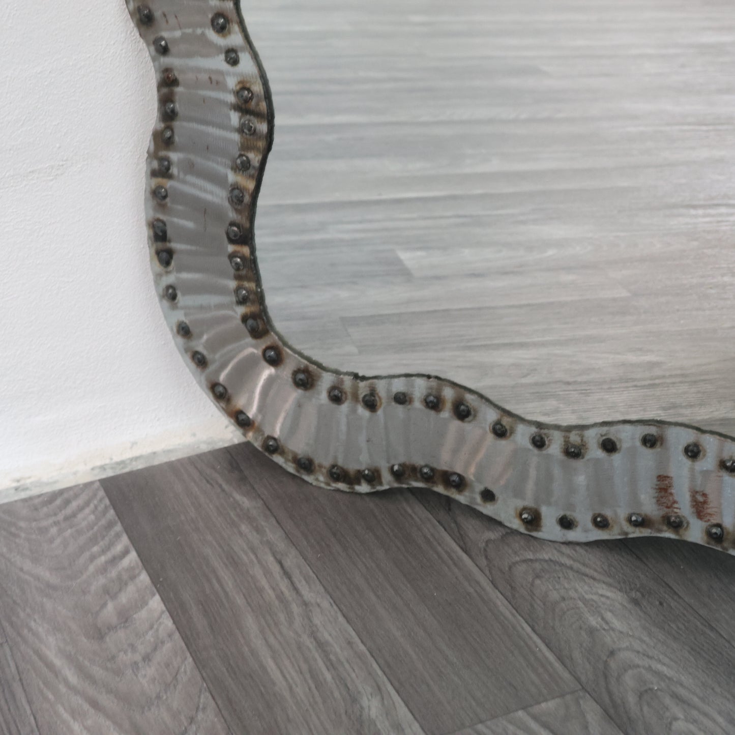 Specchio Da Parete Brutalist Borchiato In Metallo Anni 60 Design Modernariato