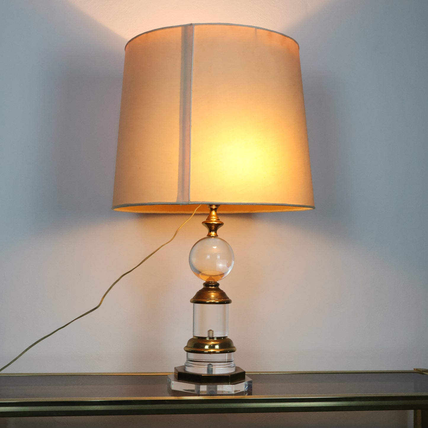 Lampada Hollywood Regency In Acrilico E Ottone Design Anni ‘70 Modernariato