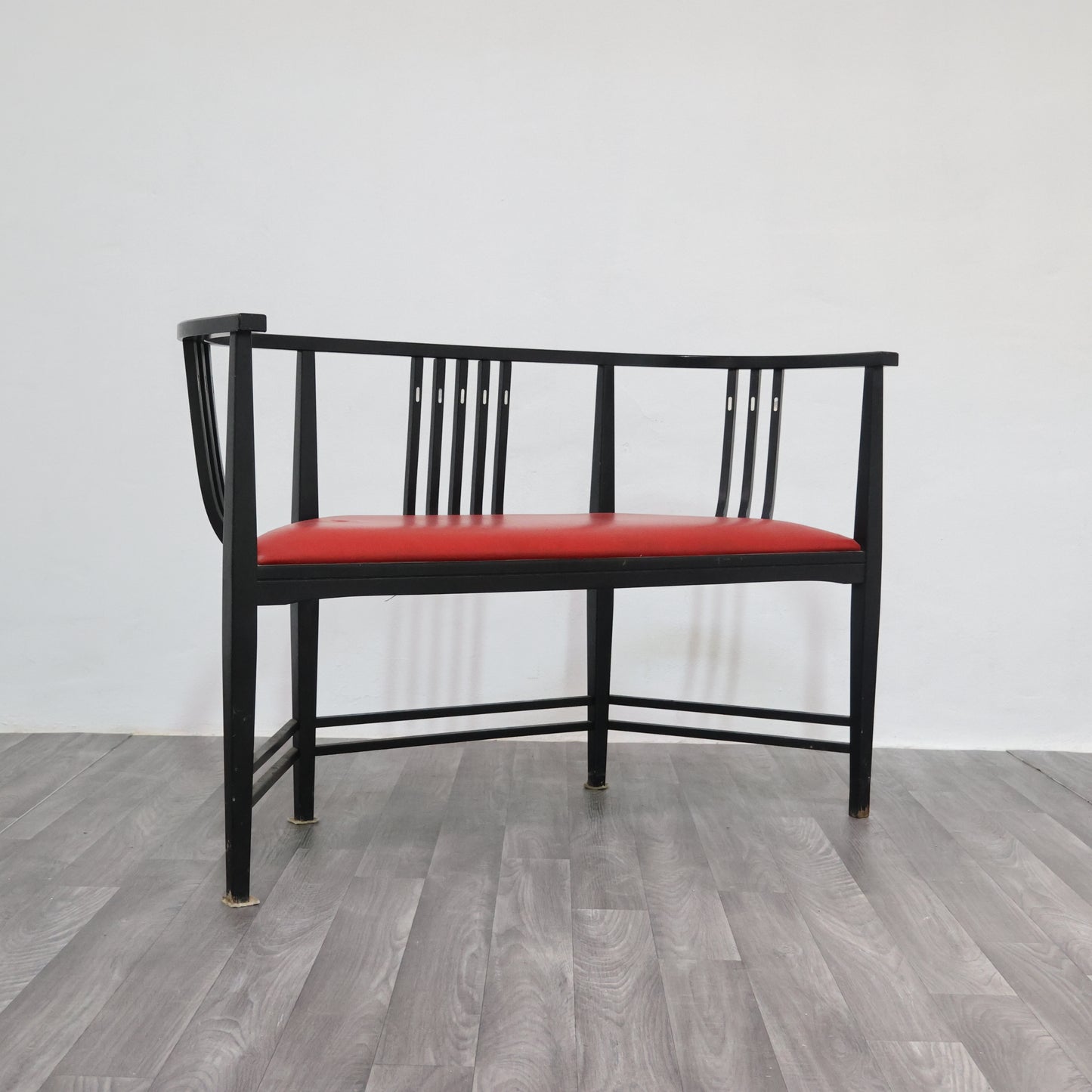 DIVANETTO POSTMODERNO ATTRIBUITO A ERNEST ARCHIBALD TAYLOR