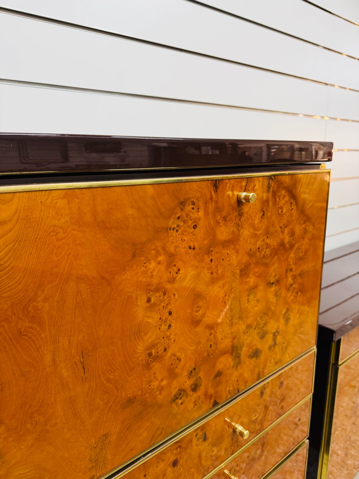 Credenza Alta In Radica E Metallo Dorato Modernariato Anni ‘70