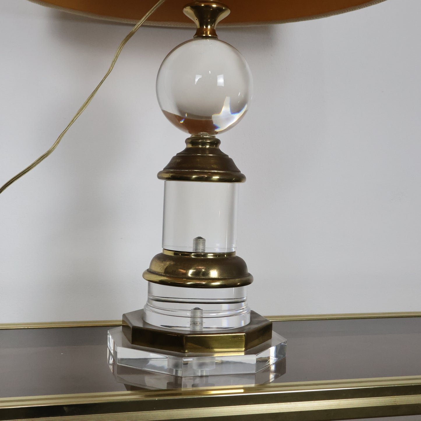 Lampada Hollywood Regency In Acrilico E Ottone Design Anni ‘70 Modernariato