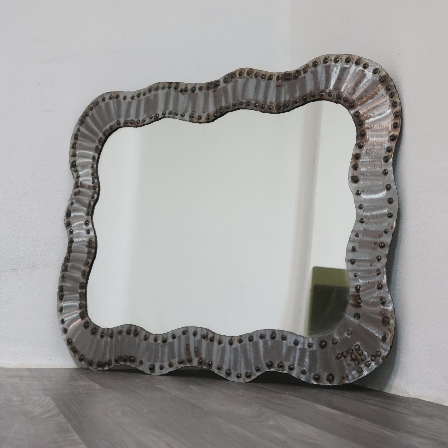 Specchio Da Parete Brutalist Borchiato In Metallo Anni 60 Design Modernariato