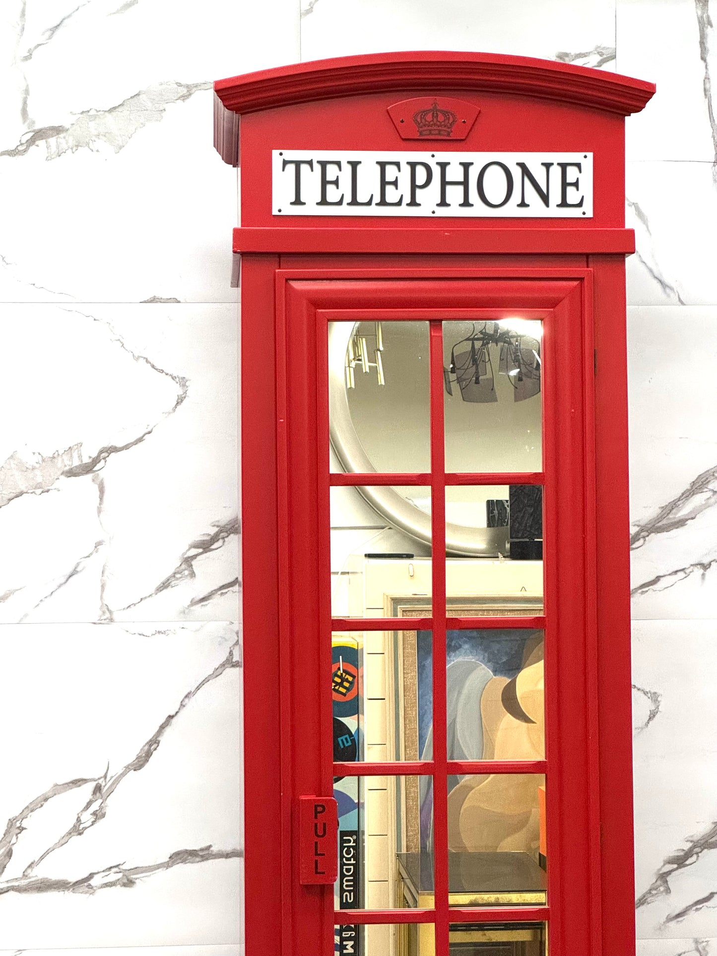 Cabina Armadio con Specchio a Forma di Cabina Telefonica Londinese
