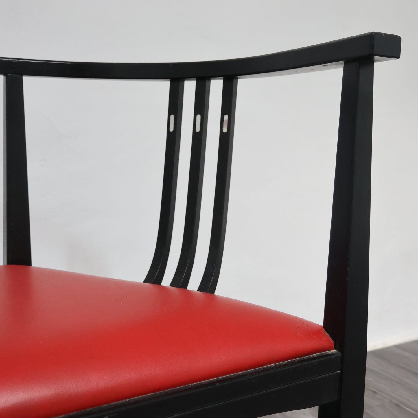 DIVANETTO POSTMODERNO ATTRIBUITO A ERNEST ARCHIBALD TAYLOR