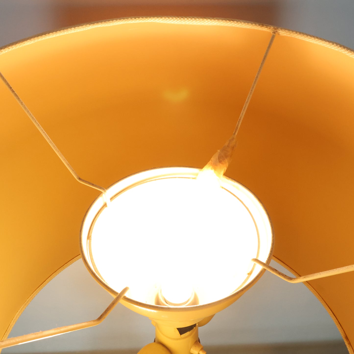 Lampada Hollywood Regency In Acrilico E Ottone Design Anni ‘70 Modernariato