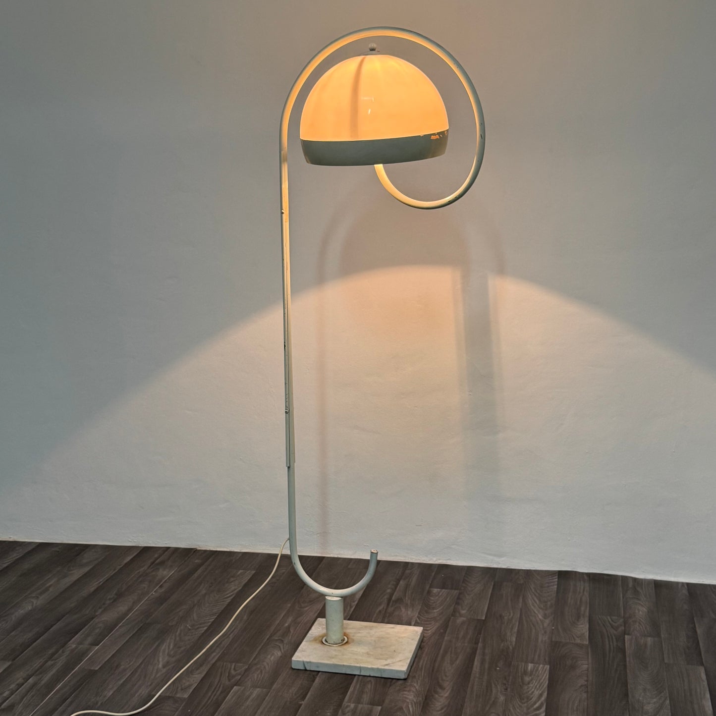 Harvey Guzzini Lampada da terra Space Age con base in marmo Design anni '70