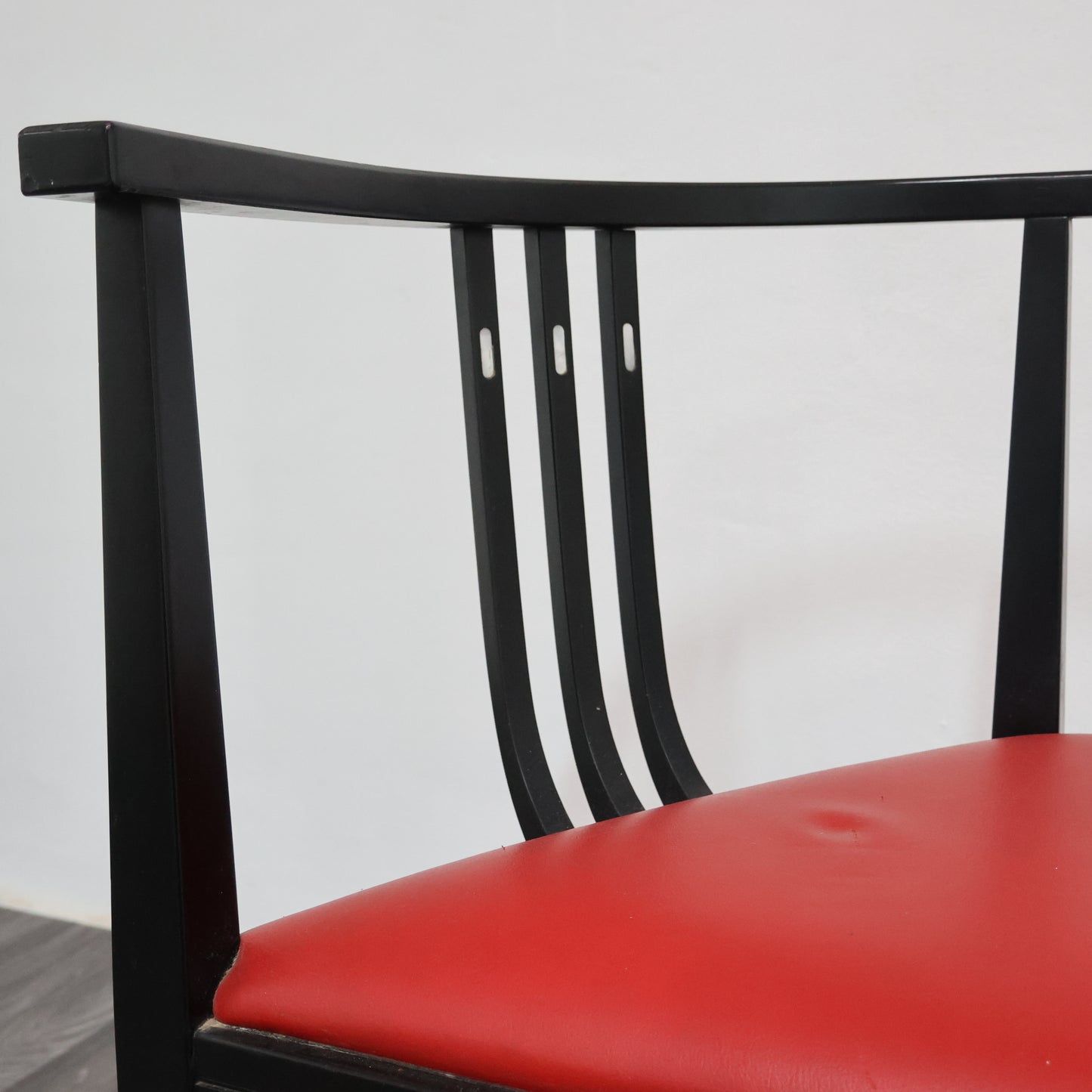 DIVANETTO POSTMODERNO ATTRIBUITO A ERNEST ARCHIBALD TAYLOR