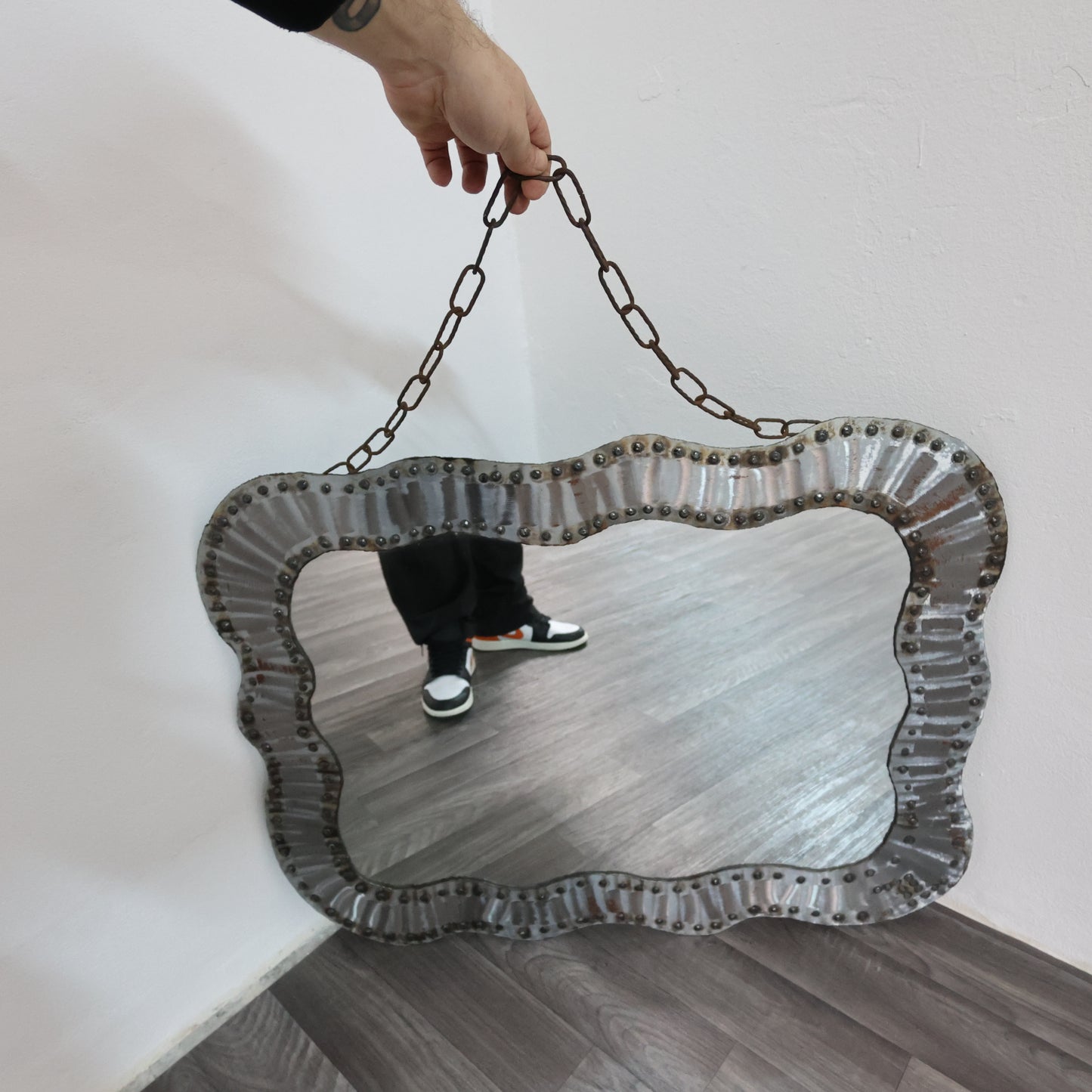 Specchio Da Parete Brutalist Borchiato In Metallo Anni 60 Design Modernariato