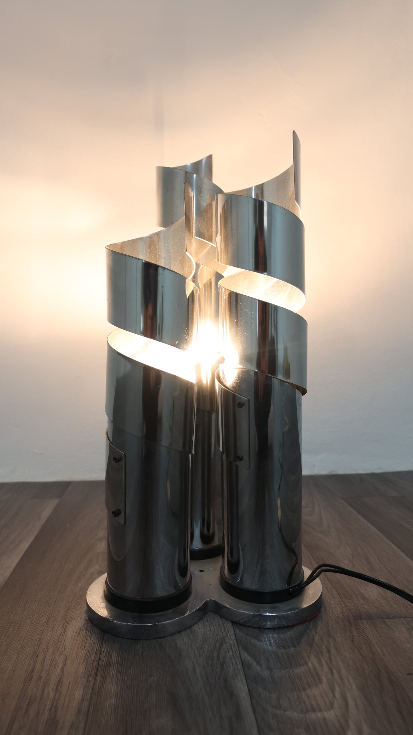 Lampada Da Tavolo Design In Acciaio Cromato A Spirale Max Sauze Attr. Anni ‘70