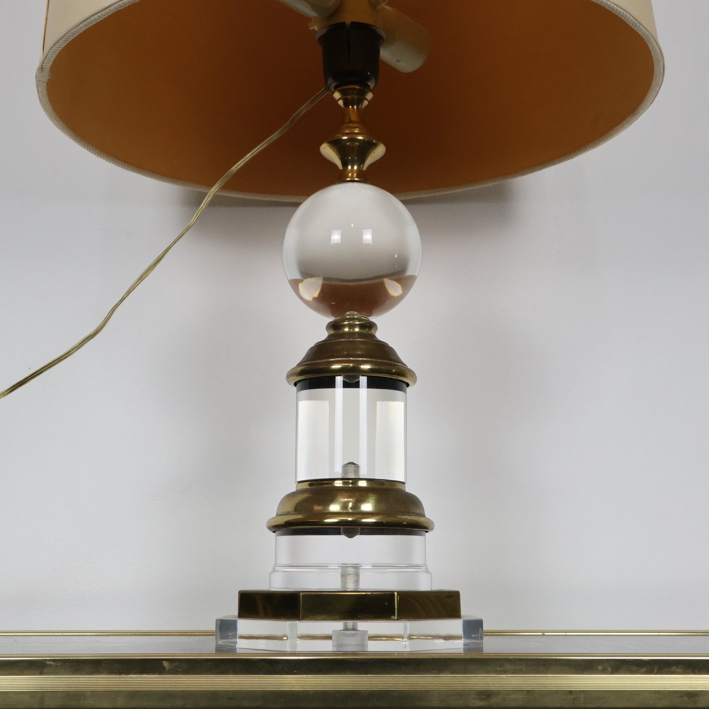 Lampada Hollywood Regency In Acrilico E Ottone Design Anni ‘70 Modernariato