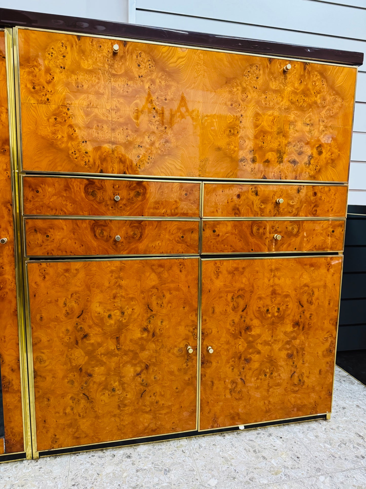 Credenza Alta In Radica E Metallo Dorato Modernariato Anni ‘70