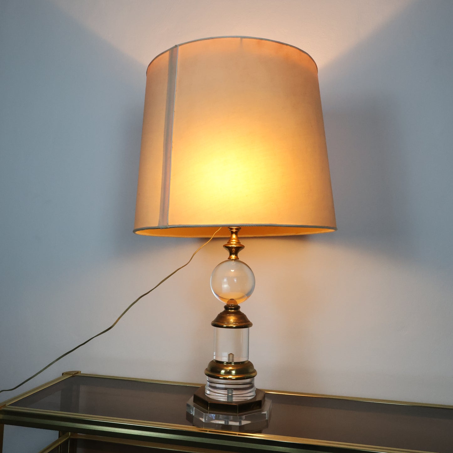 Lampada Hollywood Regency In Acrilico E Ottone Design Anni ‘70 Modernariato