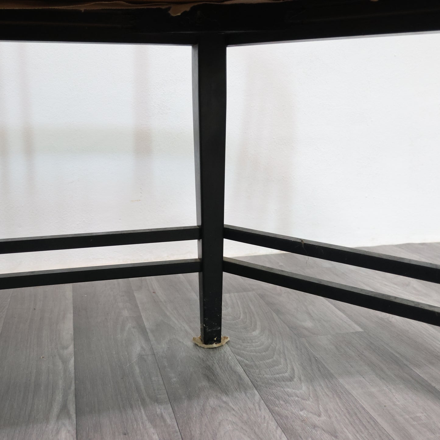 DIVANETTO POSTMODERNO ATTRIBUITO A ERNEST ARCHIBALD TAYLOR