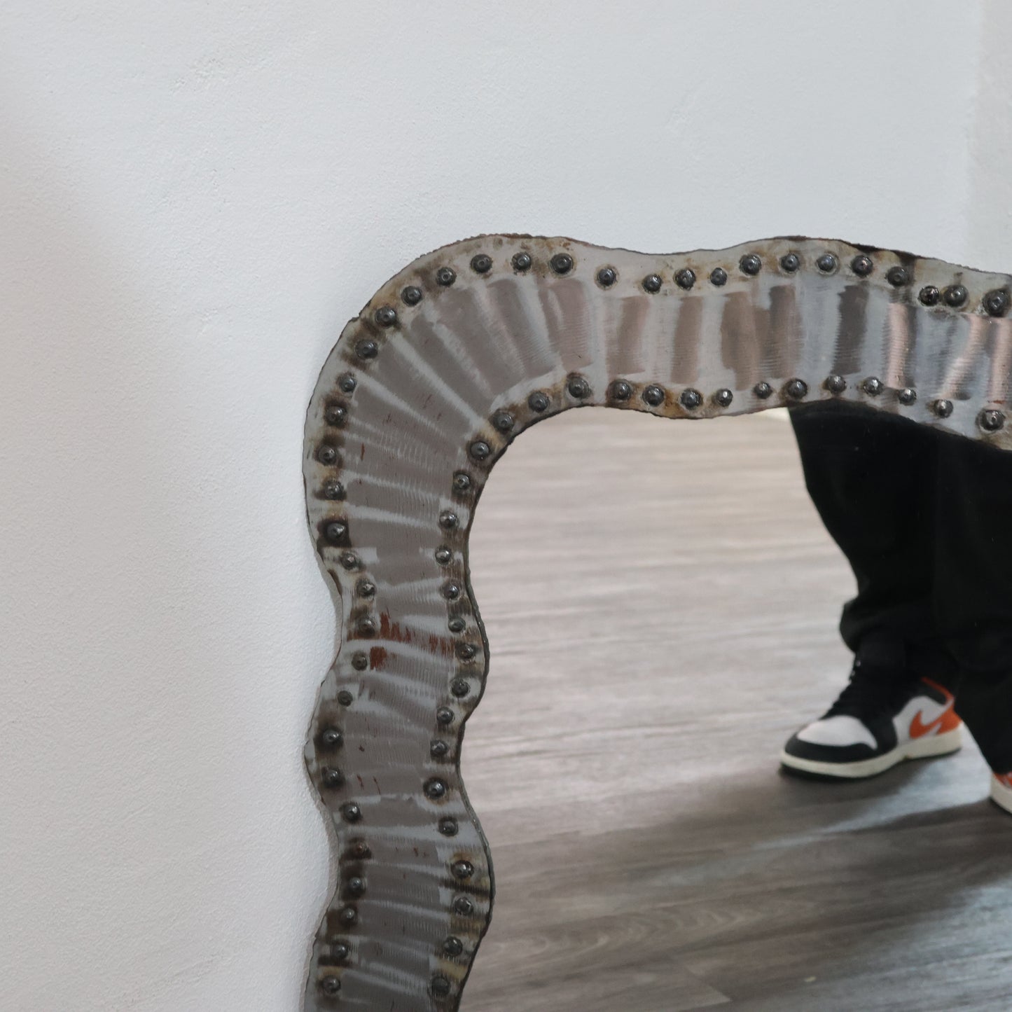 Specchio Da Parete Brutalist Borchiato In Metallo Anni 60 Design Modernariato