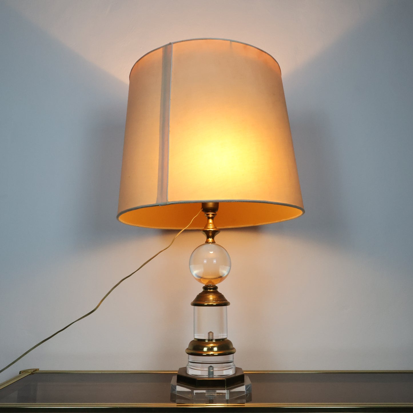 Lampada Hollywood Regency In Acrilico E Ottone Design Anni ‘70 Modernariato