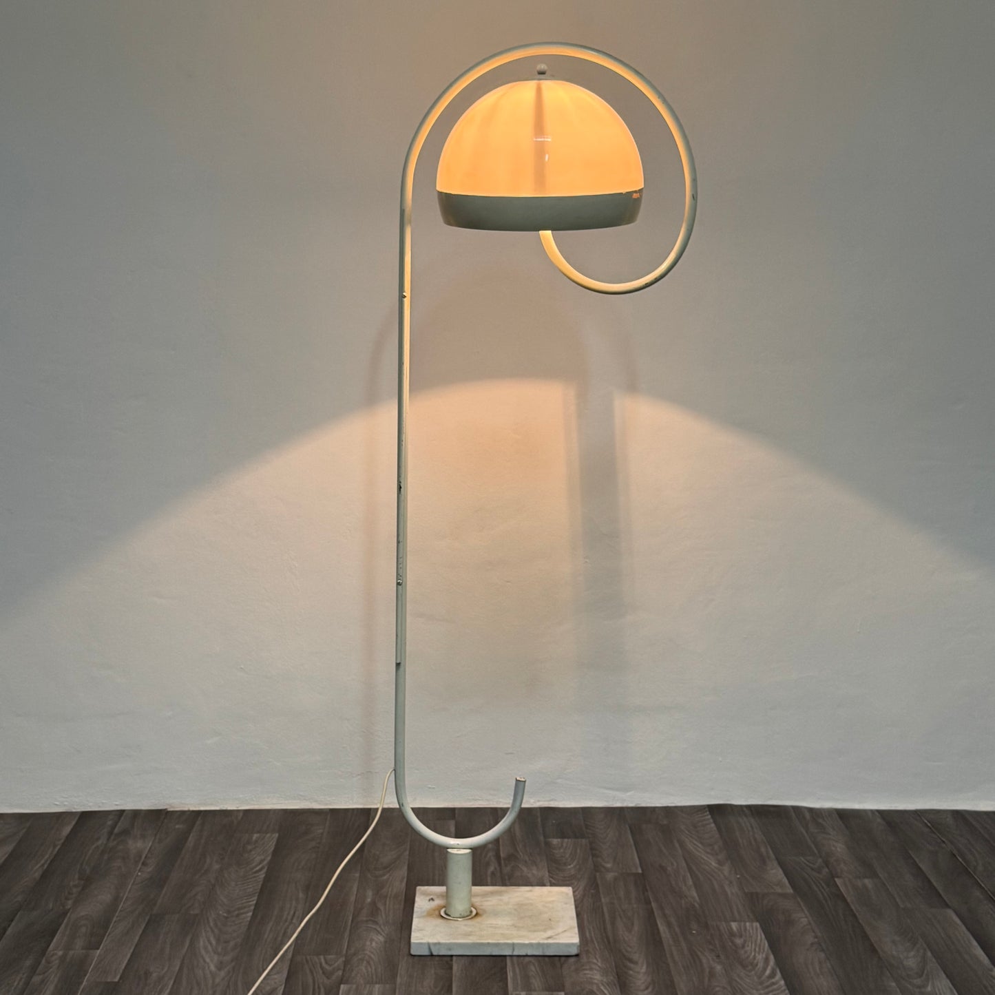 Harvey Guzzini Lampada da terra Space Age con base in marmo Design anni '70