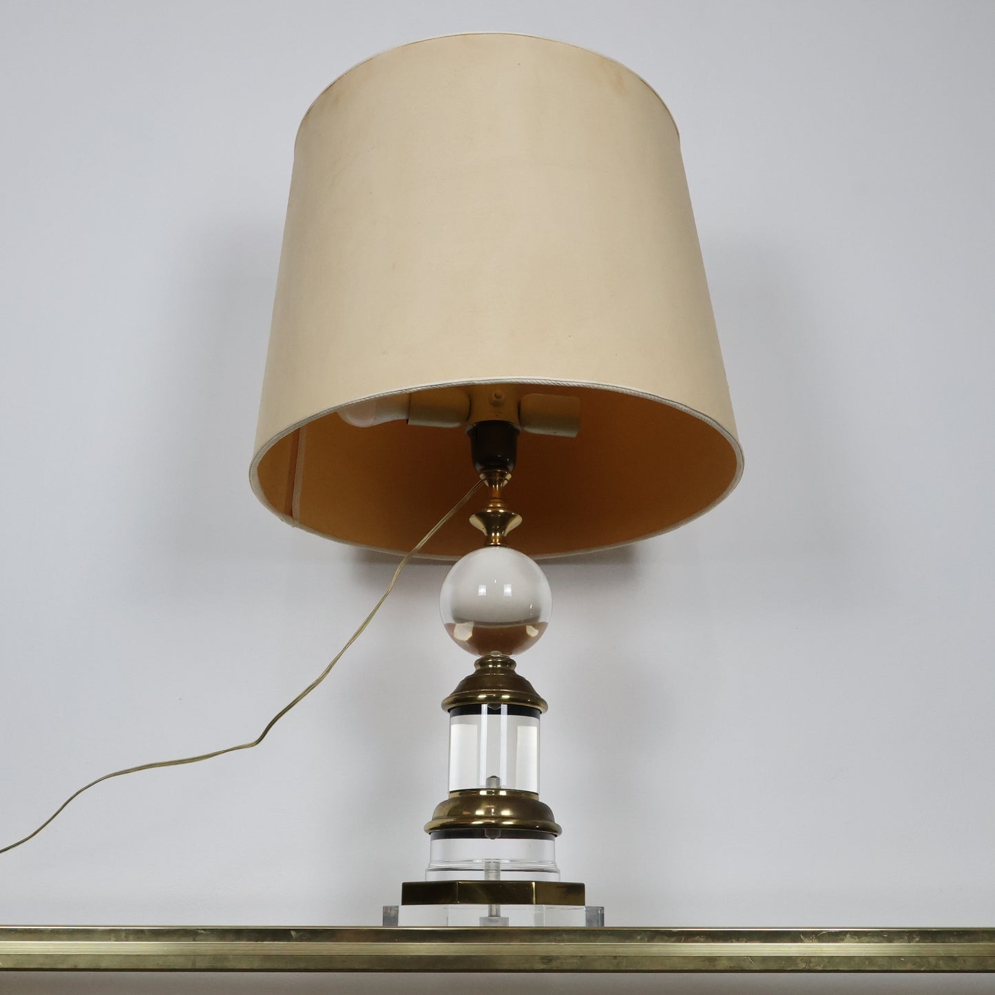 Lampada Hollywood Regency In Acrilico E Ottone Design Anni ‘70 Modernariato