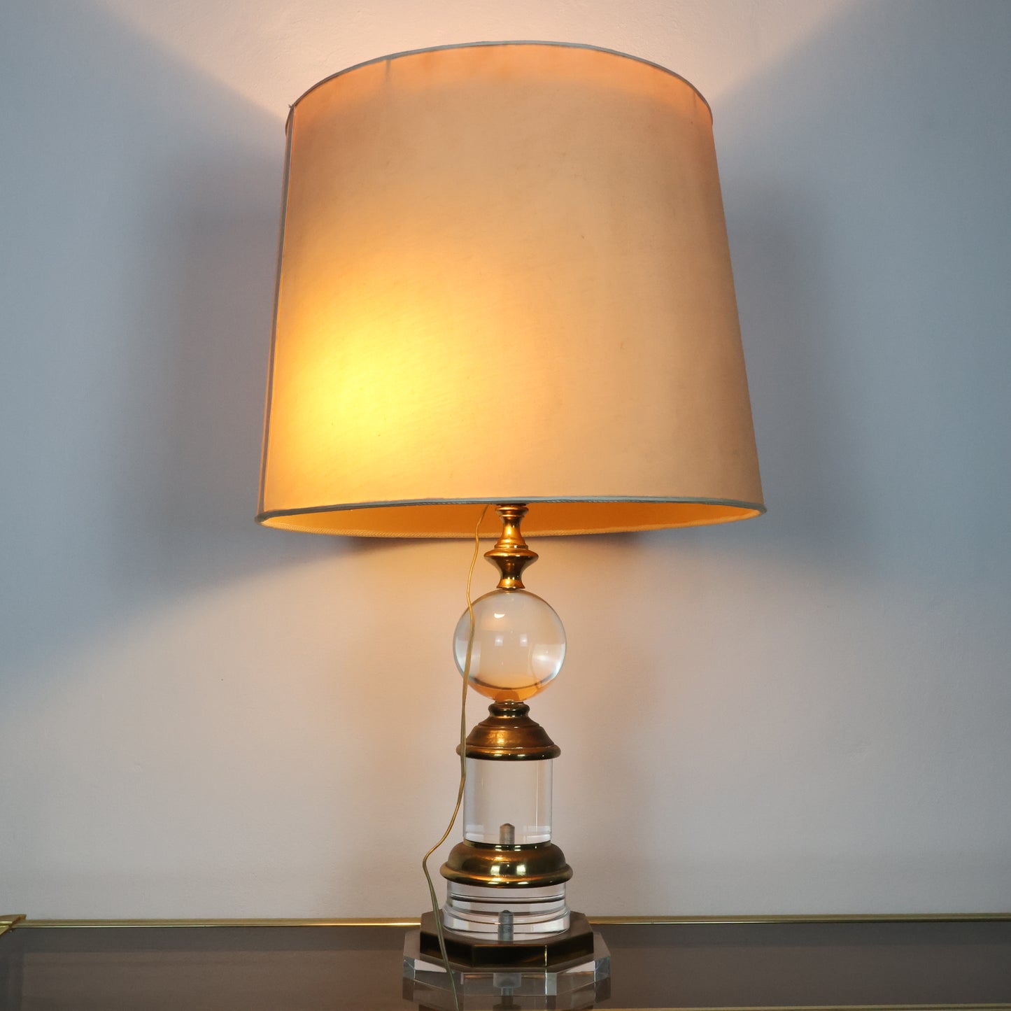 Lampada Hollywood Regency In Acrilico E Ottone Design Anni ‘70 Modernariato
