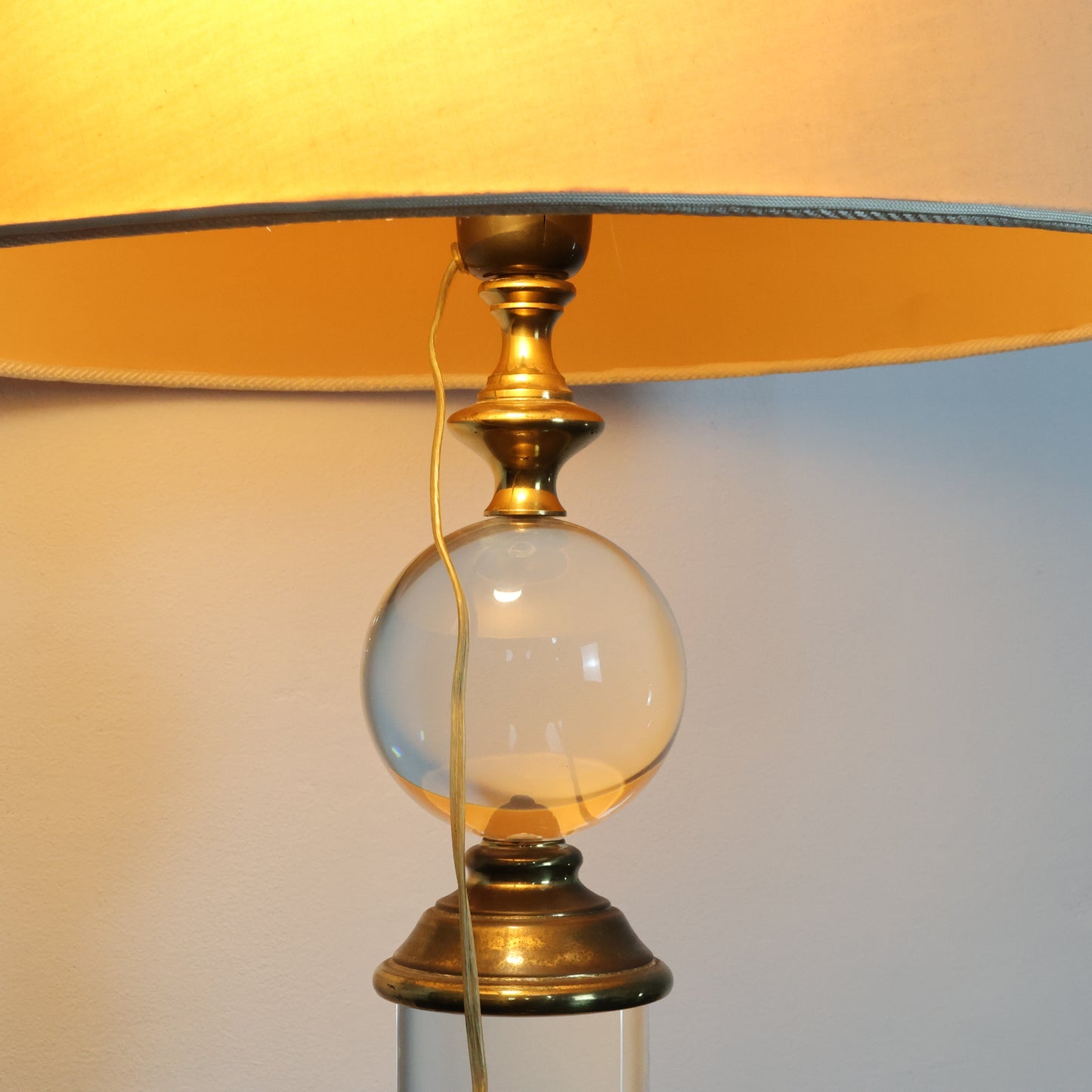 Lampada Hollywood Regency In Acrilico E Ottone Design Anni ‘70 Modernariato