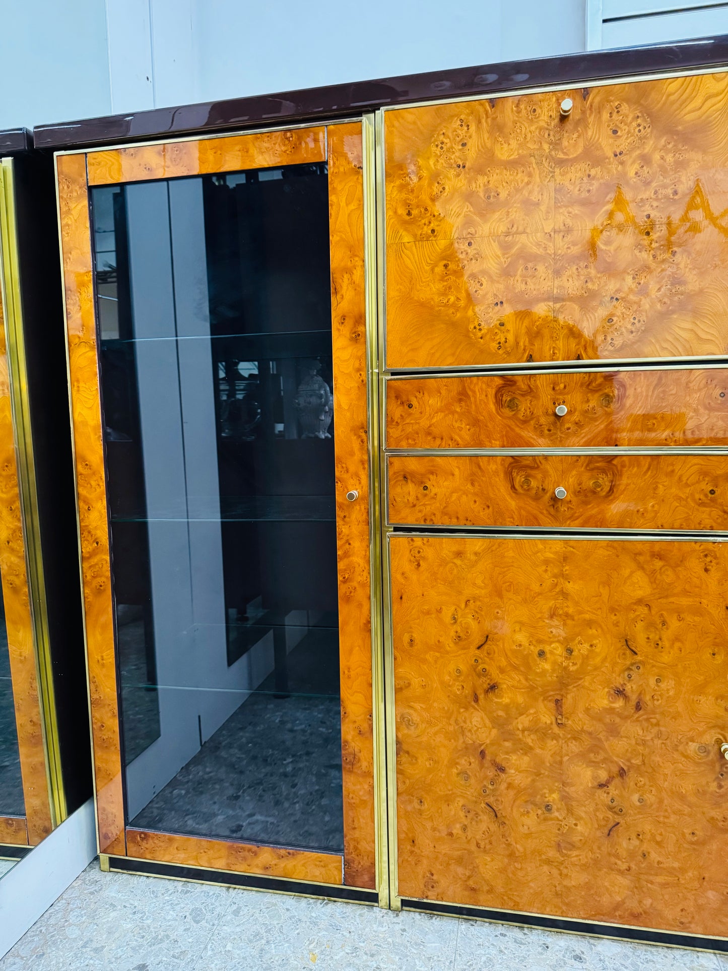 Credenza Alta In Radica E Metallo Dorato Modernariato Anni ‘70