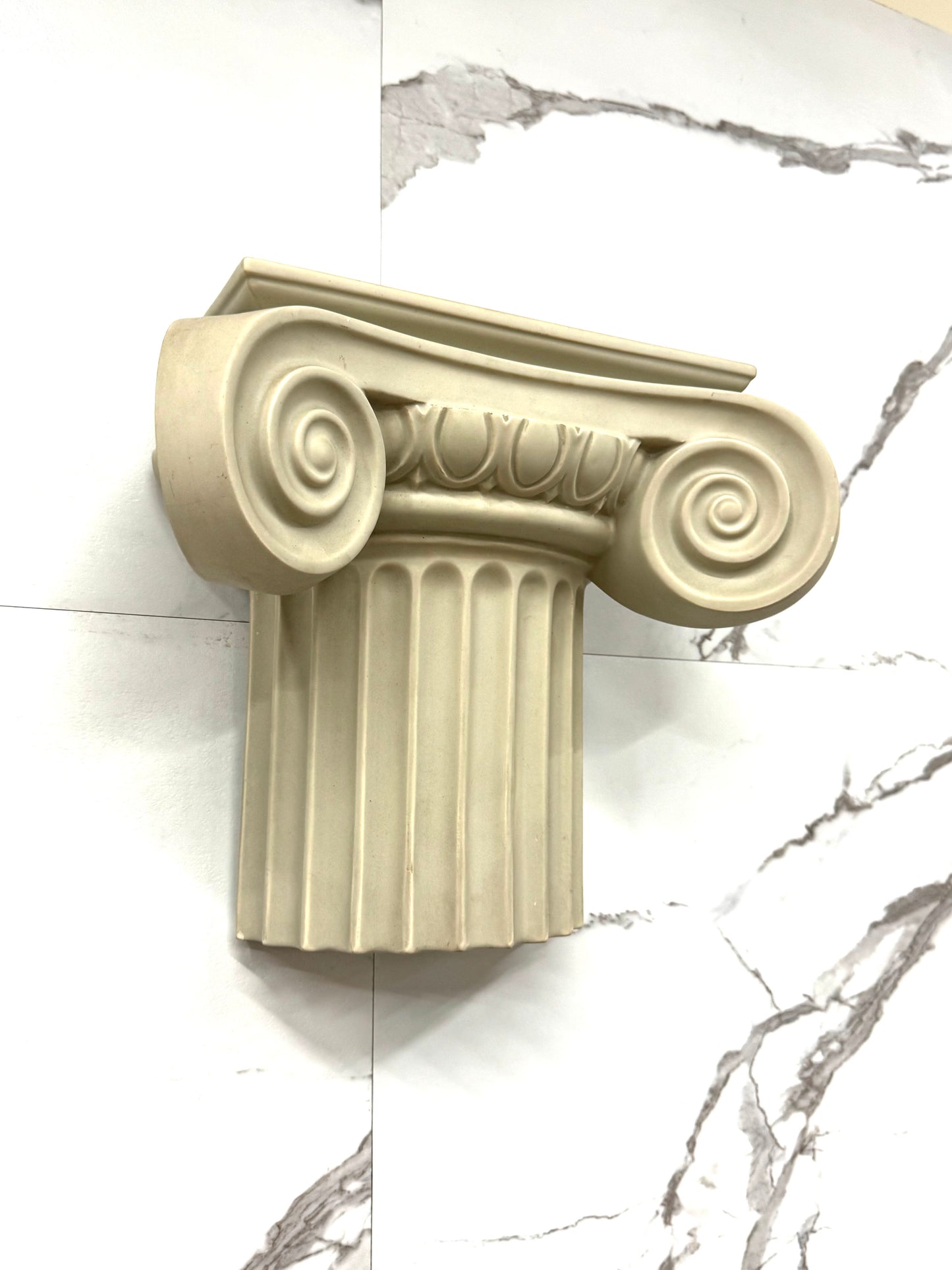 Applique in  Ceramica Capitello Greco Anni 80 Lampada Design