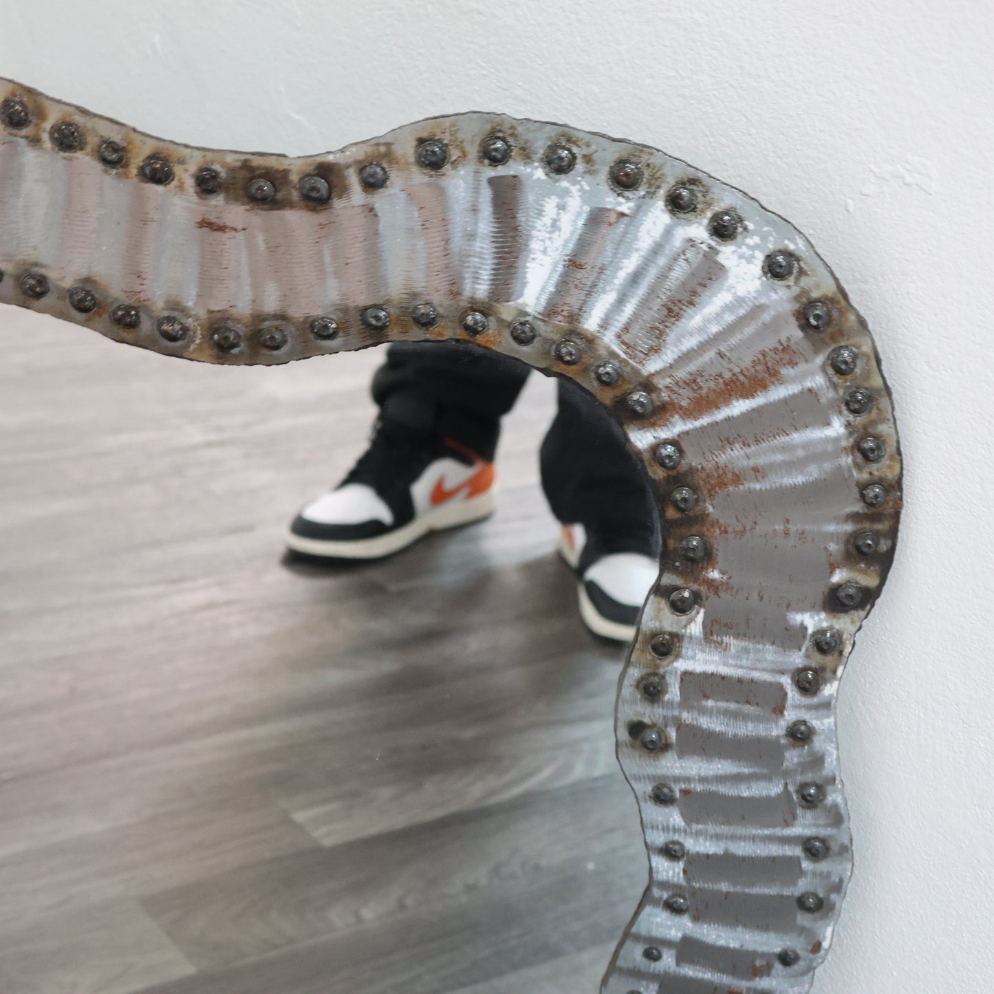 Specchio Da Parete Brutalist Borchiato In Metallo Anni 60 Design Modernariato