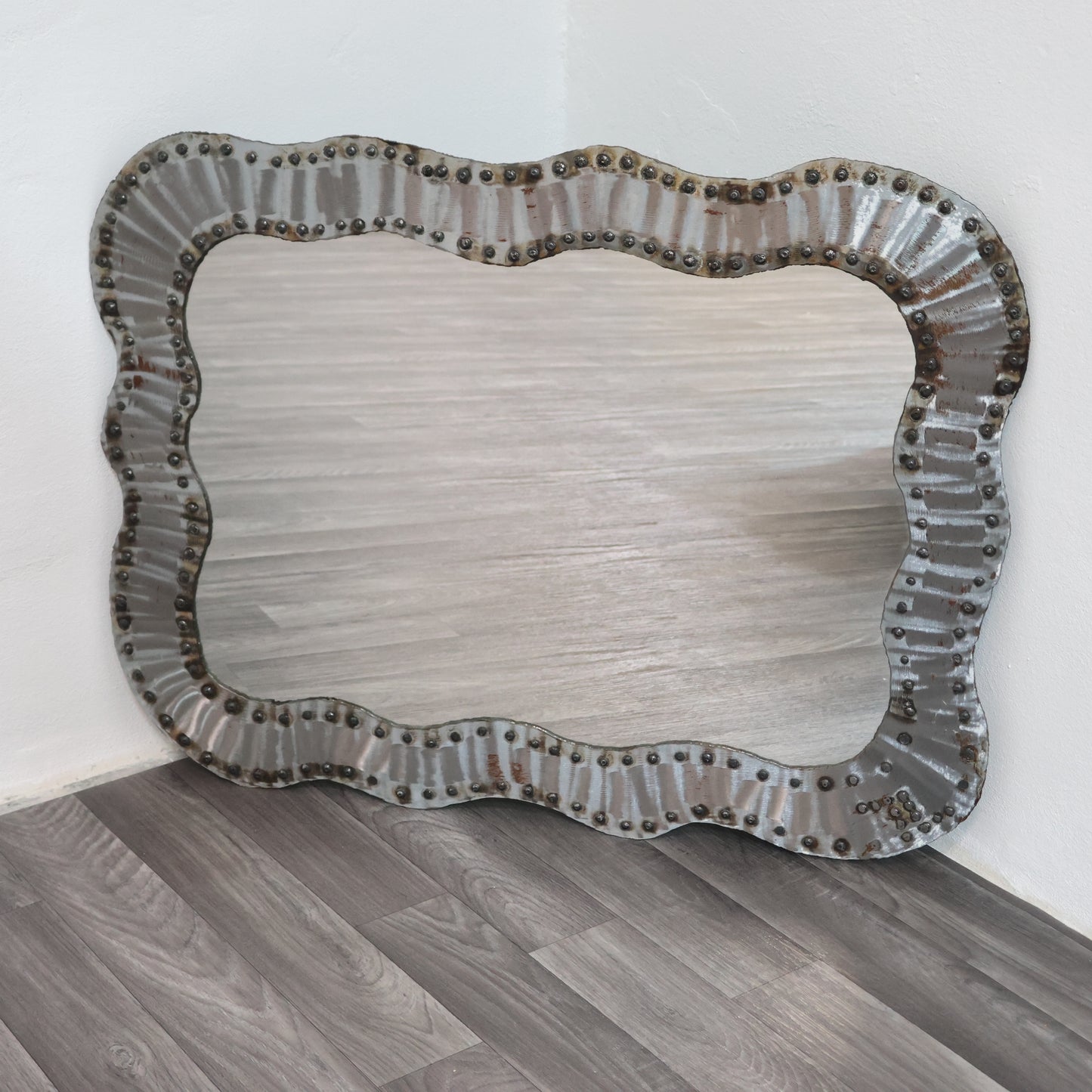 Specchio Da Parete Brutalist Borchiato In Metallo Anni 60 Design Modernariato