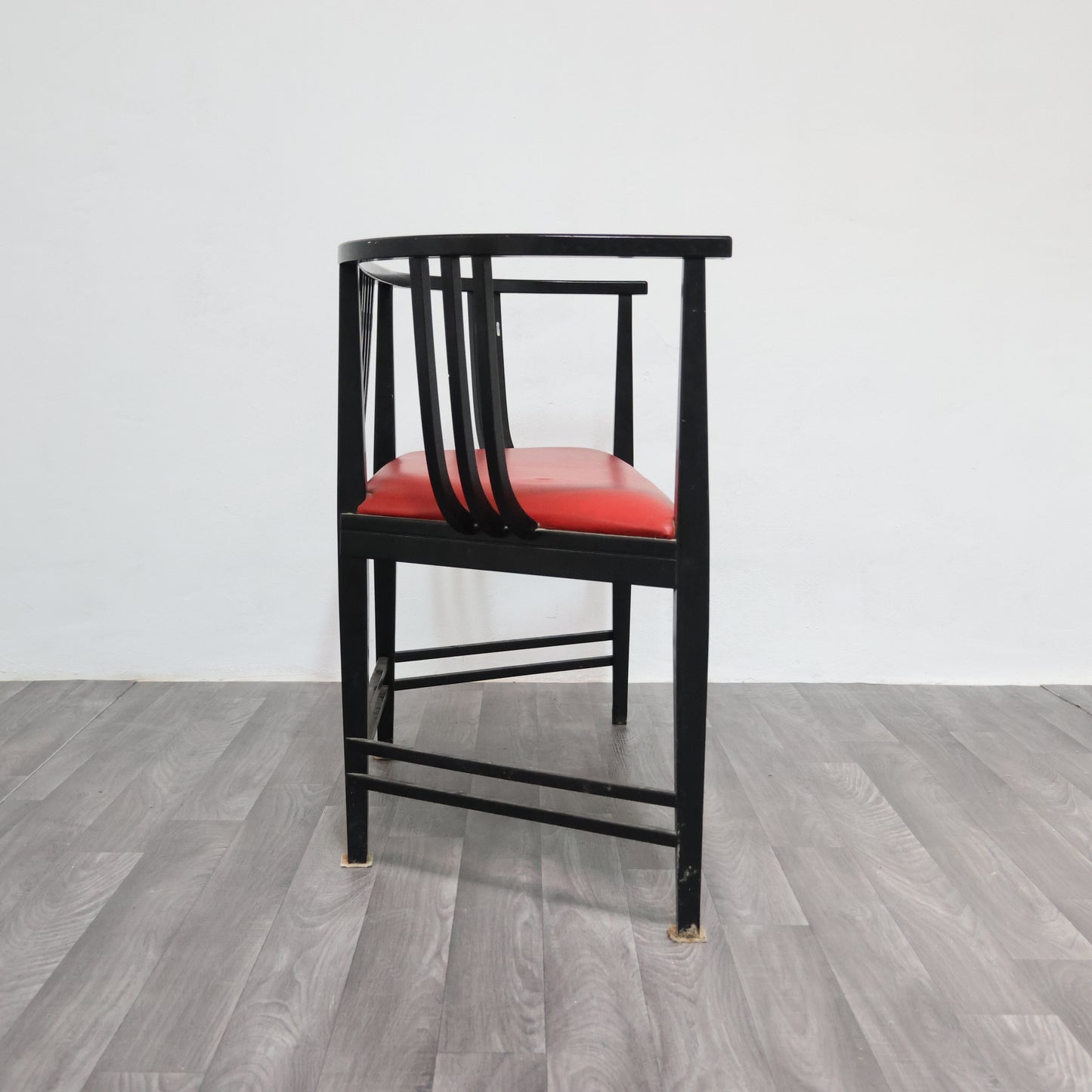 DIVANETTO POSTMODERNO ATTRIBUITO A ERNEST ARCHIBALD TAYLOR