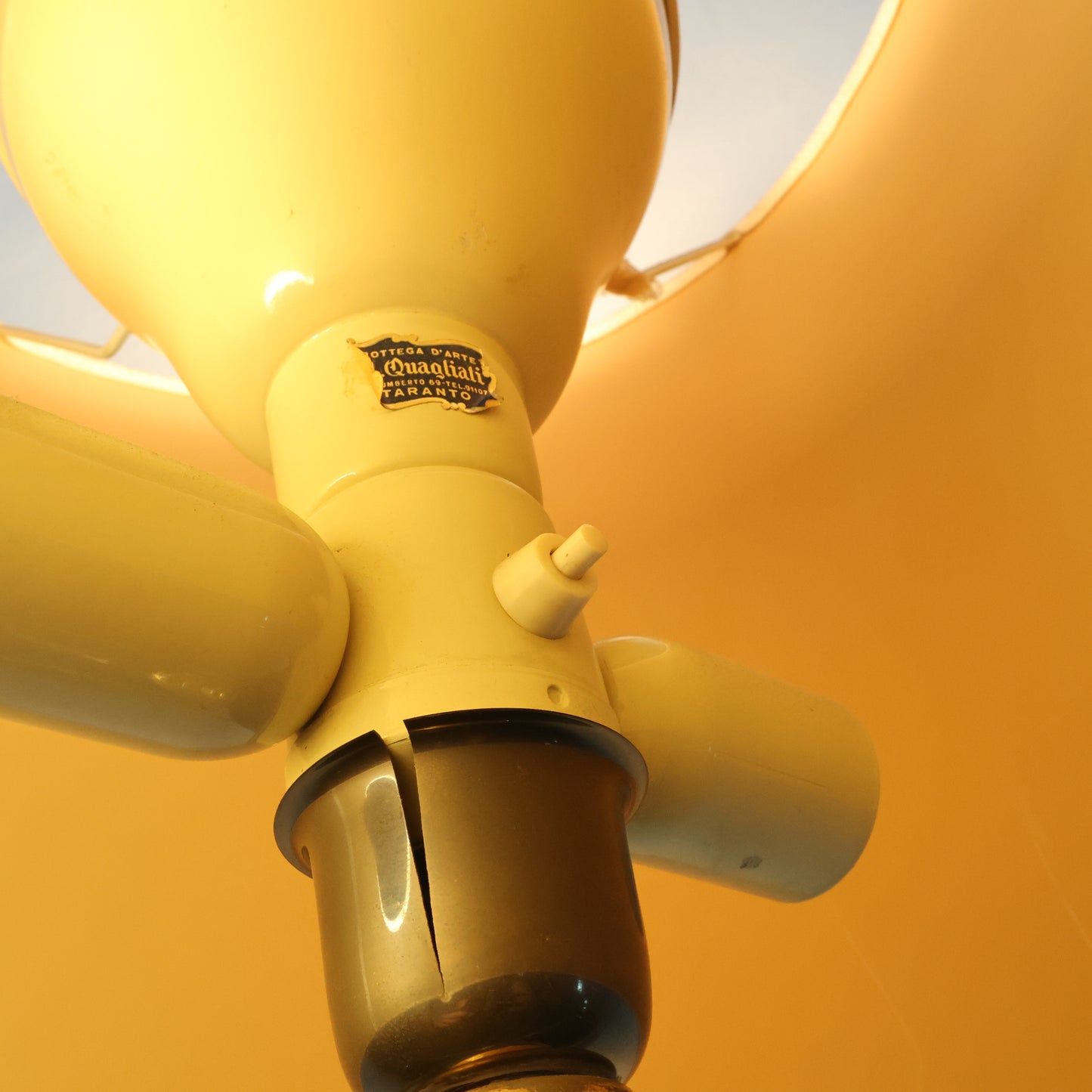 Lampada Hollywood Regency In Acrilico E Ottone Design Anni ‘70 Modernariato