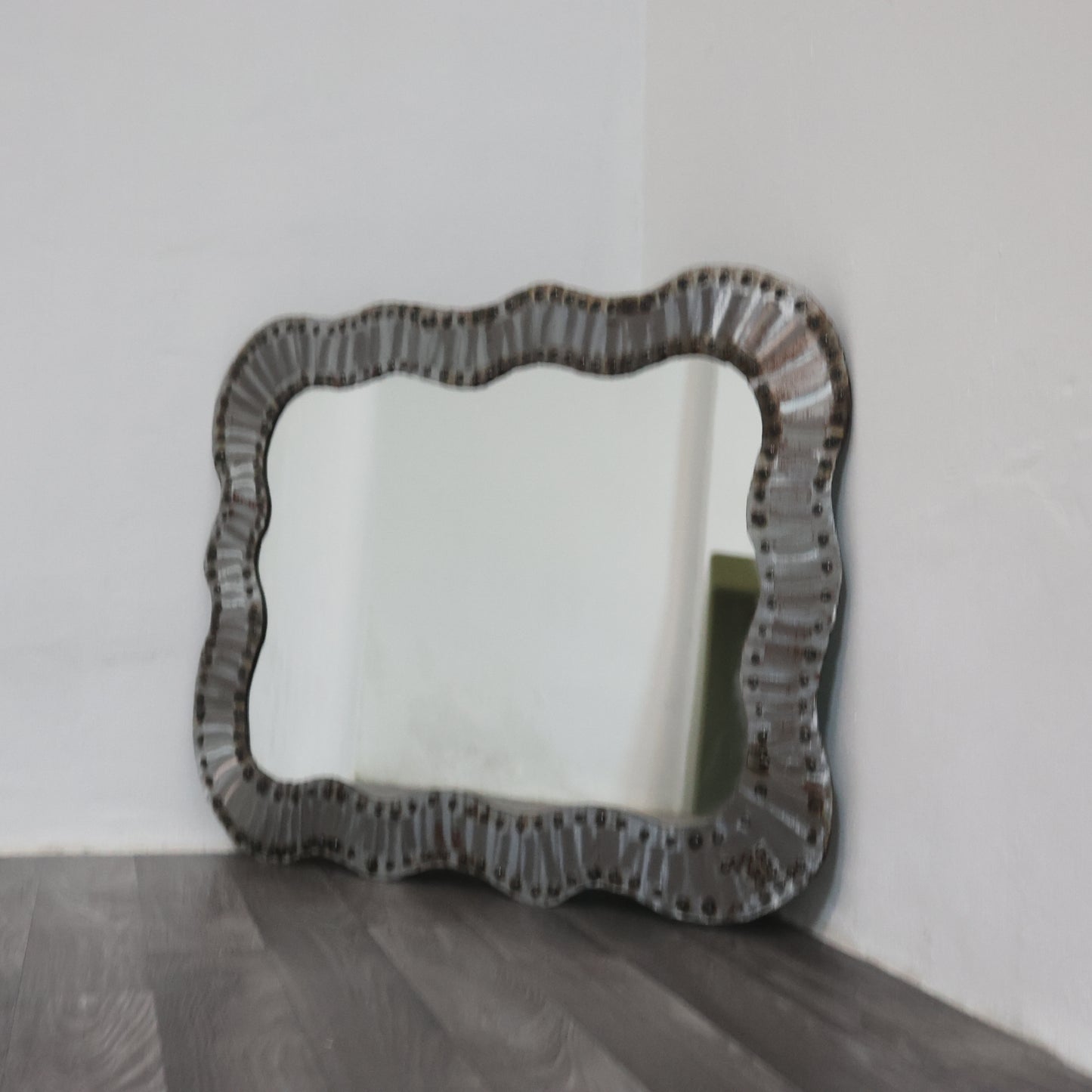 Specchio Da Parete Brutalist Borchiato In Metallo Anni 60 Design Modernariato