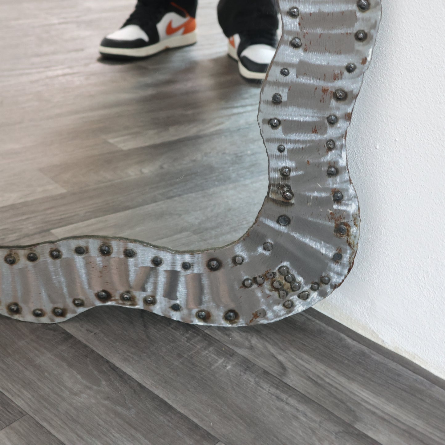 Specchio Da Parete Brutalist Borchiato In Metallo Anni 60 Design Modernariato