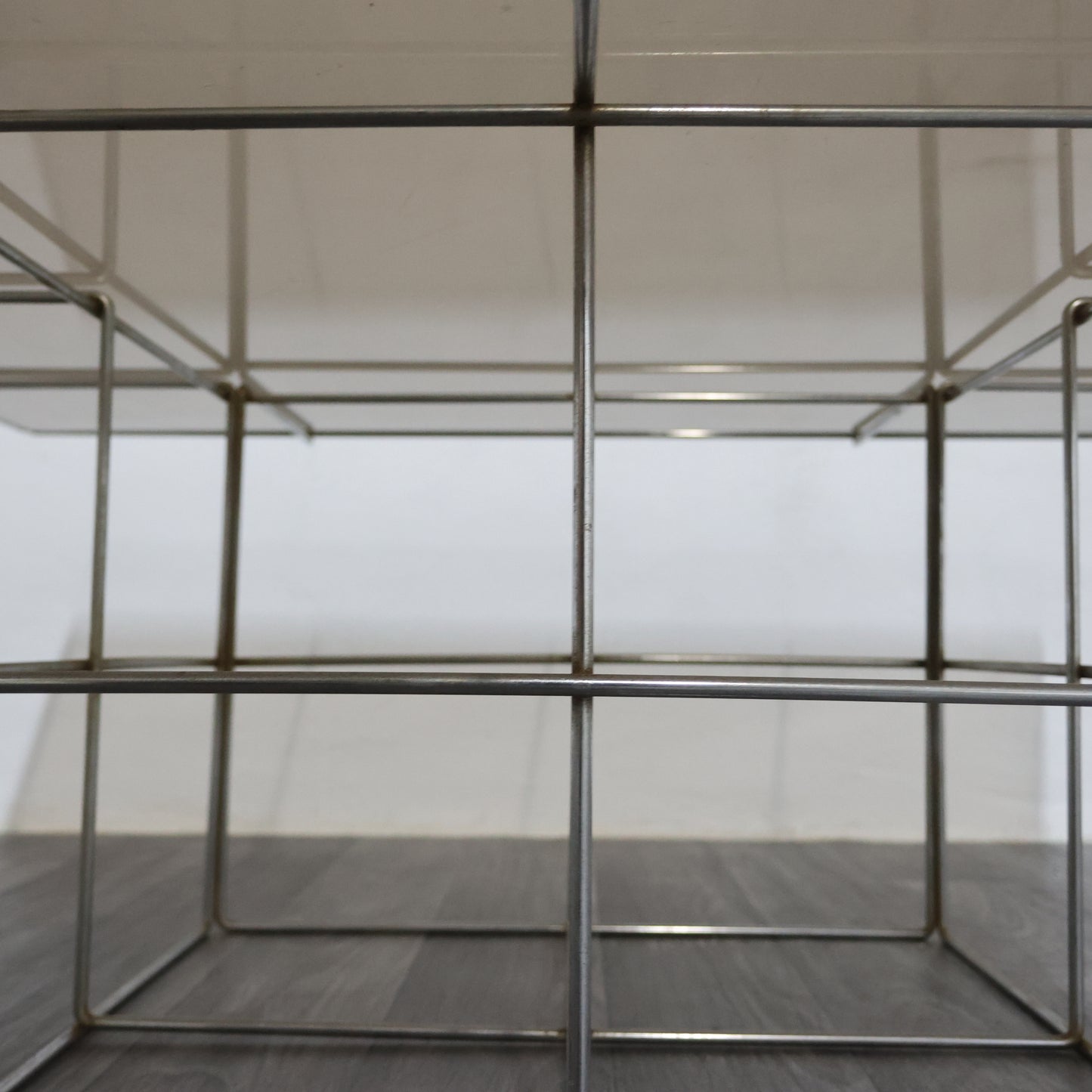 TAVOLINO DI DESIN SALOTTO STRUTTURA GRIGLIA IN ACCIAIO 1970’S