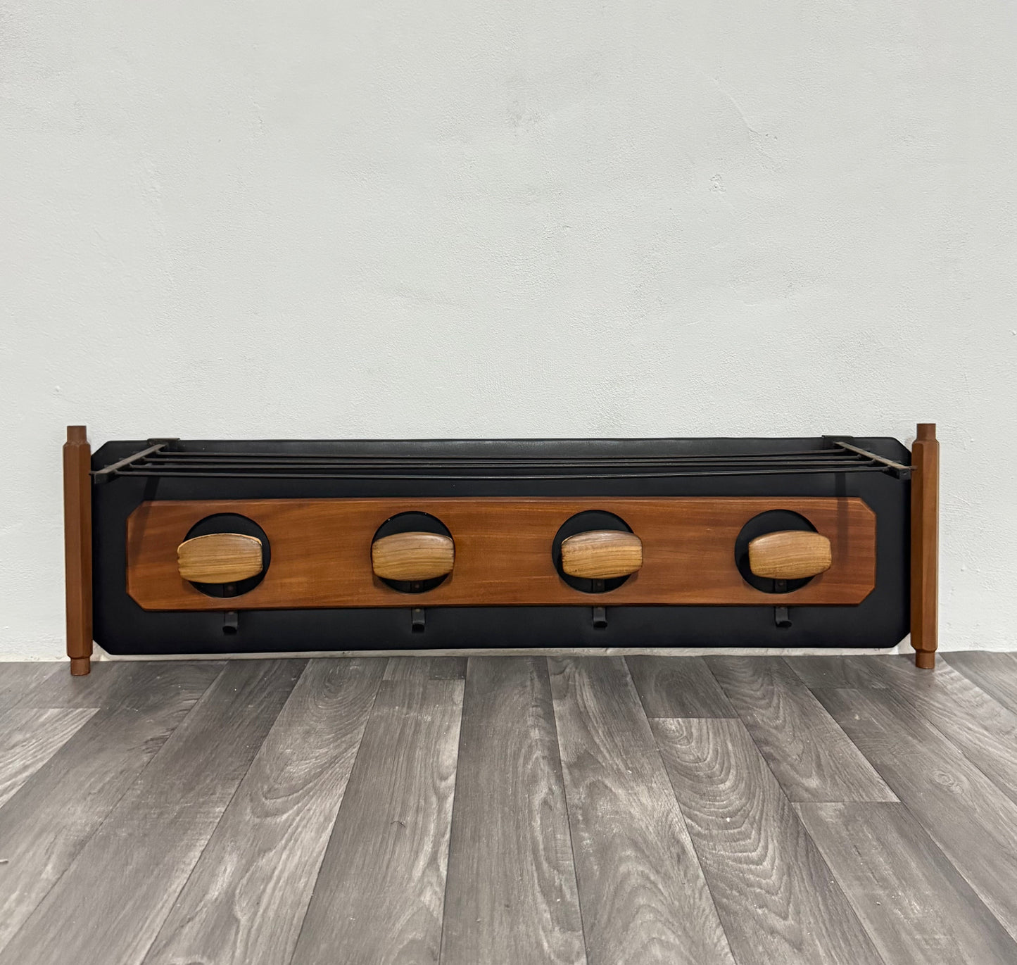 Appendiabiti Da Parete Scandinavo In Teak e Pelle Mid-Century Design Anni ‘60