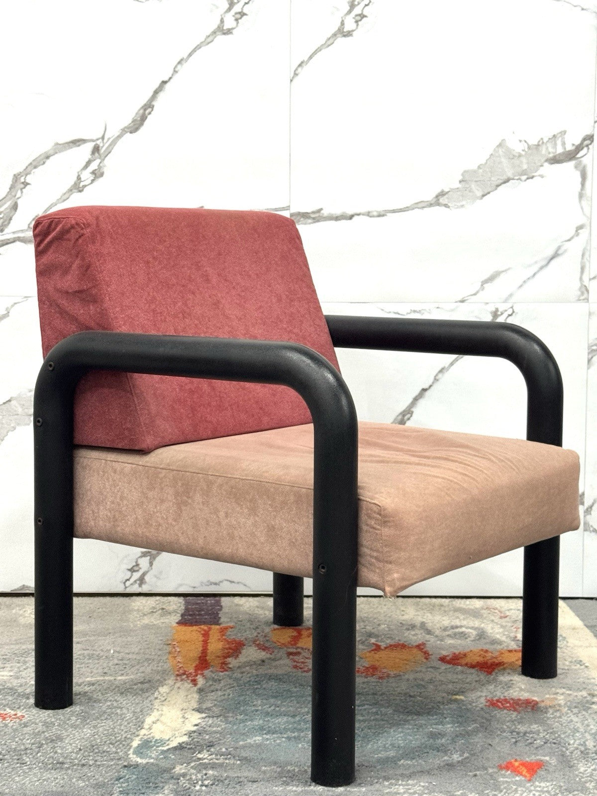 POLTRONA IN CHIAVE POSTMODERNA NELLO STILE DI MEMPHIS MILANO ANNI 80